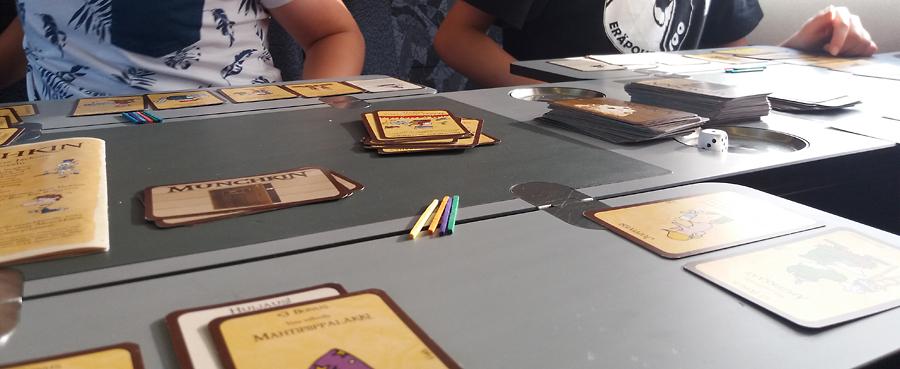 Munchkin tanskalaisen junan pöydällä