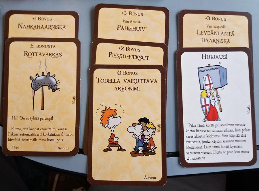 Munchkin-kortteja toistensa päällä