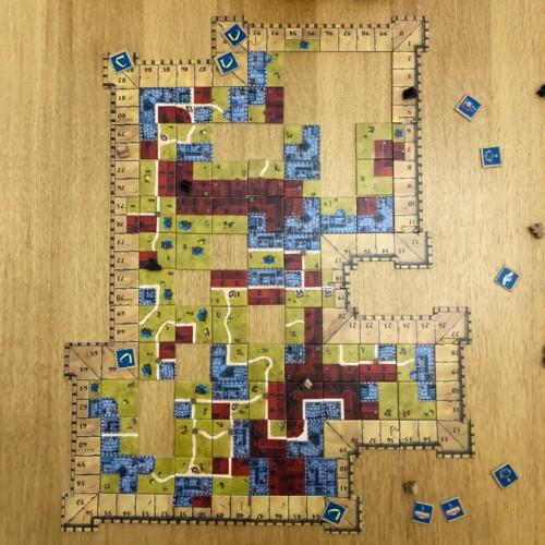 Carcassonne: The Castle ylhäältä päin kuvattuna pelin lopussa