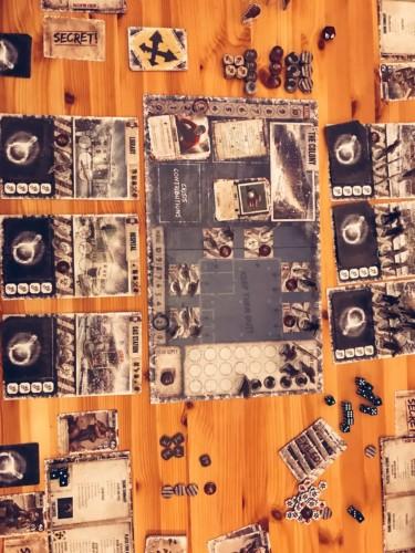 Yleiskuva Dead of Winterin pelilaudasta